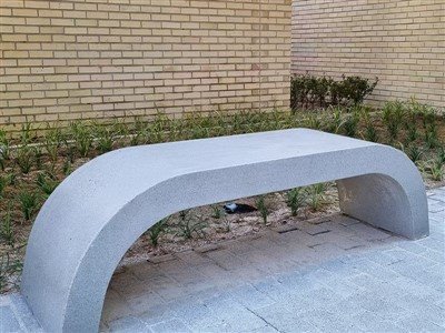 UHPC-Bank aus durchscheinendem Betongussstein